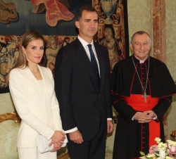 Sus Majestades los Reyes momentos antes del encuentro con su eminencia reverendísima cardenal Pietro Parolin, secretario de Estado de Su Santidad